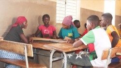 Leo hii katika mazingira yetu ya kielimu, inatia wasiwasi kuona dalili za udhaifu wa ndani ulioenea zikikua katika rika zote.