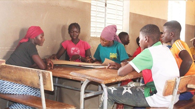 Leo hii katika mazingira yetu ya kielimu, inatia wasiwasi kuona dalili za udhaifu wa ndani ulioenea zikikua katika rika zote.