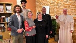 Regina Lynch, presidente da Ajuda à Igreja que Sofre (ACS International) com seus colaboradores.
