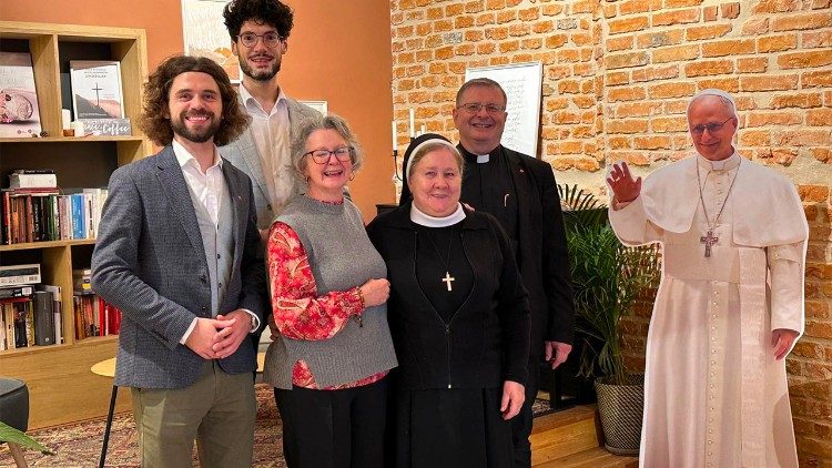 Regina Lynch, presidente da Ajuda à Igreja que Sofre (ACS International) com seus colaboradores.
