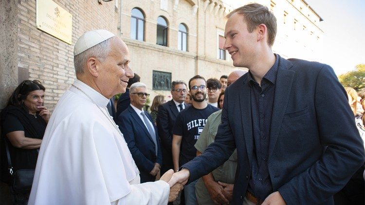 Radio Vatikan - Praktikant Luca Karsai gemeinsam mit Papst Leo XIV. bei einem Treffen mit den Mitarbeitenden des Kommunikationsdikasteriums am 11. Oktober