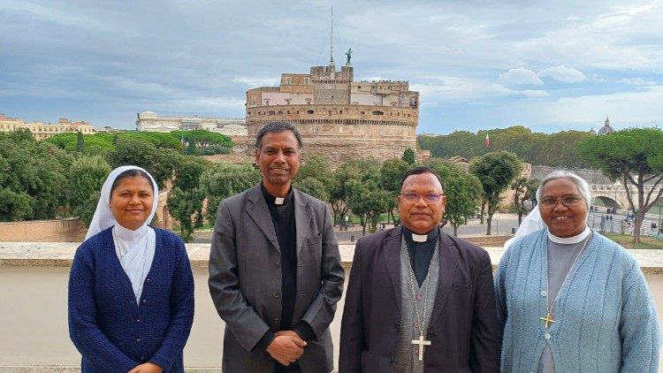 वाटिकन रेडियो हिन्दी टीम के साथ हजारीबाग के धर्माध्यक्ष आनन्द जोजो एवं फादर चार्ल्स डेविस