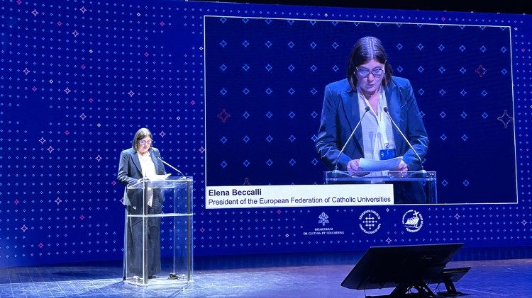  La rectora Elena Beccalli durante su discurso