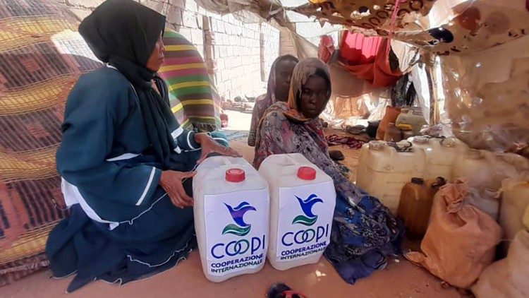 L'acqua potabile consegnata da Coopi ai civili a El Fasher