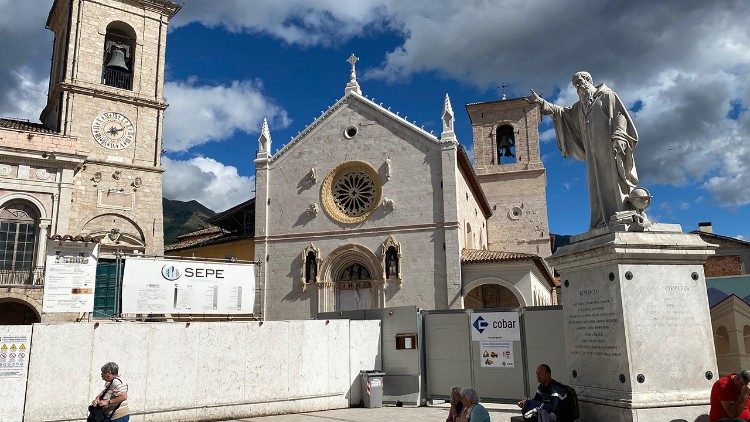 Náměstí před bazilikou sv. Benedikta v Nursii