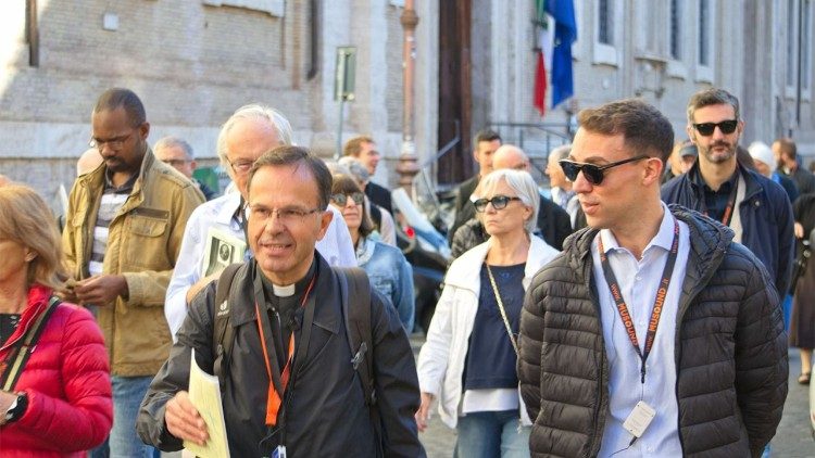 Pater Geissler leitet den Newman-Walk in Rom