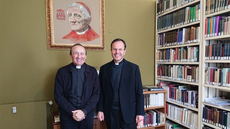 Pater Hermann Geissler FSO (rechts) in der Bibliothek des Internationalen Zentrums der Newman-Freunde in Rom