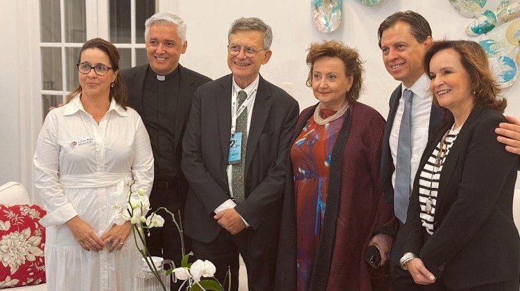 Paolo Ruffini (al centro) con i relatori del Seminario di Comunicazione di Rio de Janeiro