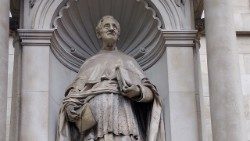 Die Statue von John Henry Newman im Brompton Oratory in London