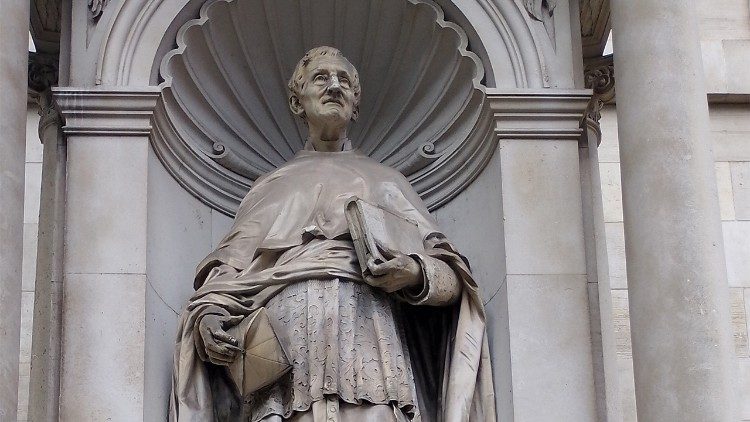 Die Statue von John Henry Newman im Brompton Oratory in London