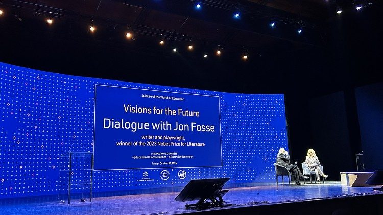 Jon Fosse vid konferens i Vatikanen