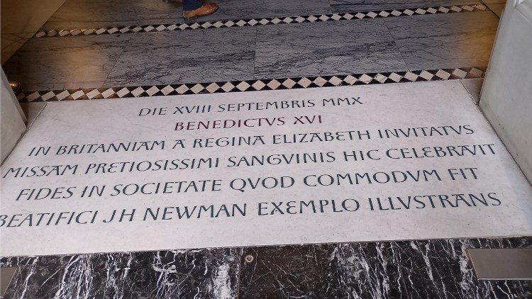 Die Gedenkplatte zum Besuch Papst Benedikt XVI.  in Westminster, London