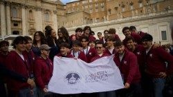 Studenti della Cattolica in Piazza San PIetro per il Giubileo del mondo educativo