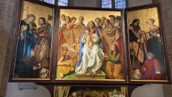 Ołtarz z Naumburga, który trafił do Watykanu. Scheffler, który stał się modelem św. Piotra - w czerwonej czapce i z siwą brodą