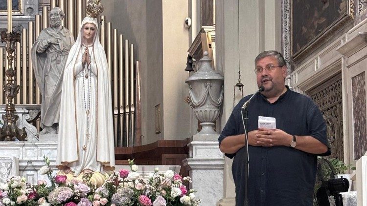 Don de' Paoli durante uno de los momentos de oración en prisión.