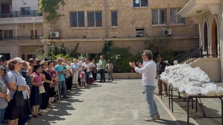 2025.09.02 Aleppo, Chiesa Evangelica armena distribuisce aiuti a famiglie bisognose