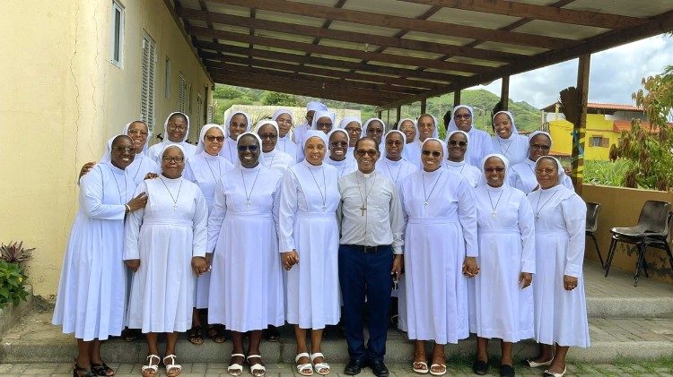 Irmãs Filhas do Sagrado Coração de Maria, juntamente com o Cardeal Dom Arlindo. 