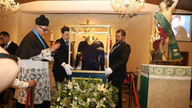 2025.09.02 Carlo Acutis - reliquia pullover blu - Capella dei Miracoli - Campo Grande - Brasile