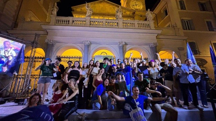 Молодь Спільноти святого Егідія перед базилікою Santa Maria in Trastevere в Римі