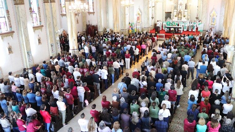 Os participantes da jornada de 31 de agosto durante a missa com o bispo de Caxias do Sul, dom José Gislon