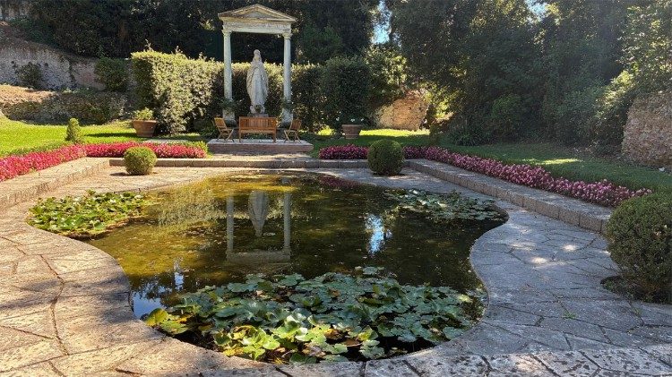 Dievo Motinos statula „Borgo laudato si’“ soduose Kastel Gandolfe