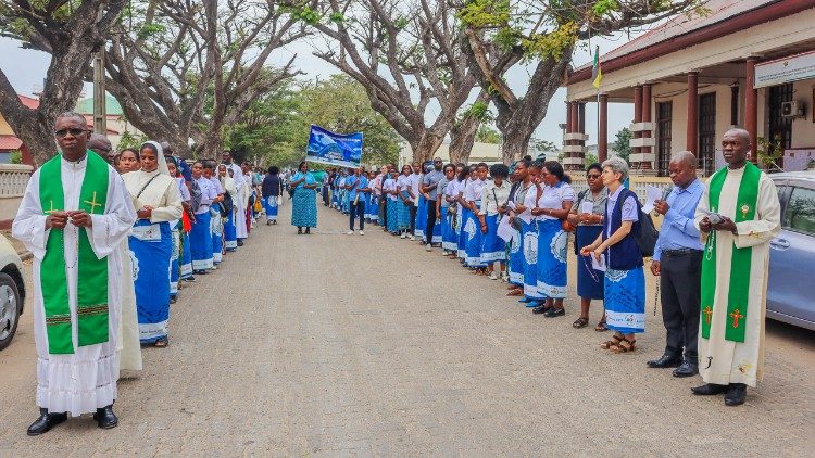 Vários catequistas participaram na celebração, que foi antecedida por uma procissão