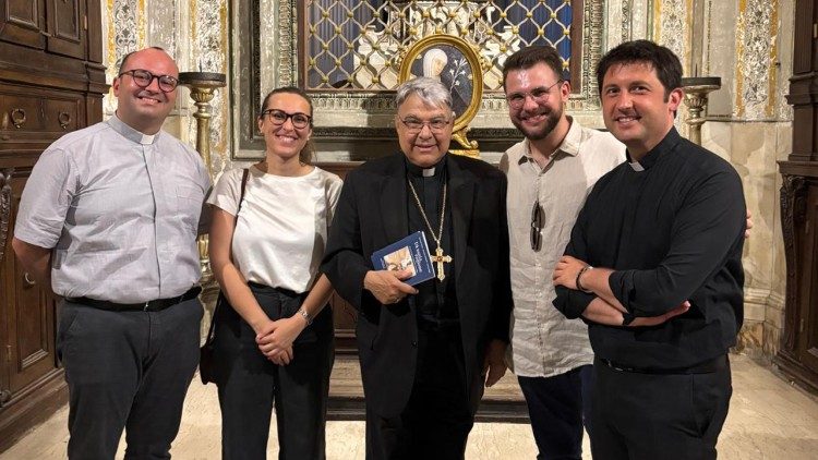 Santa Maria sopra Minerva, 4 de julio de 2025. De izq. a der.: Emanuela Gitto (Vicepresidenta nacional del Sector jóvenes ACI), Lorenzo Zardi (Vicepresidente nacional del Sector jóvenes ACI), Berardino Guarino (ex Vicepresidente nacional del Sector jóvenes ACI, 1995-1998), Daniela Storani (ex Vicepresidenta nacional del Sector jóvenes ACI, 1995-1998)