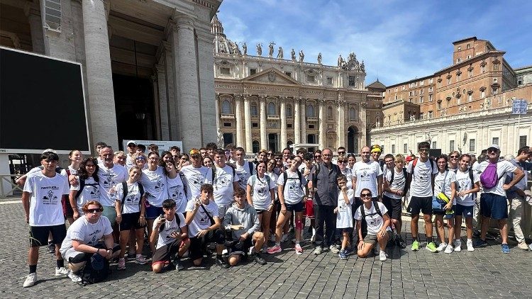 I partecipanti alla maratona-faccolata da Roma a Lecco hanno incontrato questa mattina, 3 settembre, in piazza San Pietro Leone XIV.