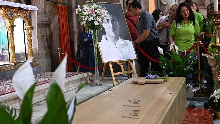 Devotos de Pier Giorgio Frassati na Basílica de Santa Maria sopra Minerva em Roma