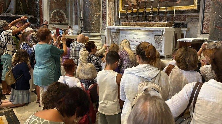 Modlitwa przy grobie Papieża Polaka (ks. Paweł Rytel-Andrianik)