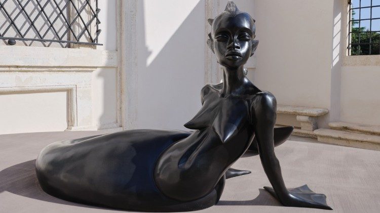 A mulher sereia nos jardins da Galleria