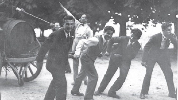 Pier Giorgio Frassati tira una botte con gli amici all'Eremo dei Camaldolesi, 11 giugno 2025