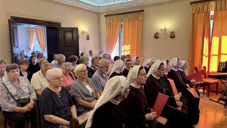 Sestre milosrdnice i vjernici u "Marijinom dvoru" u Lužnici