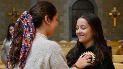 Giovani di Puebla, Messico con la reliquia di Carlo Acutis