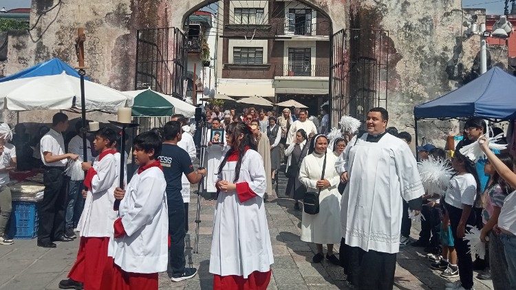 Reliquia de Carlo Acutis llevada en procesión en México  