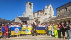 Le mamme ucraine con i frati che le hanno accompagnate nel pellegrinaggio