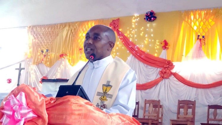 Padre Tarimo wakati wa kutoa tafakari kuhus Watawa na Familia