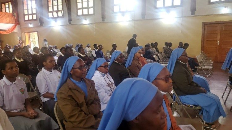 Watawa wakiwa kwenye usikivu wa mada ya watawa na familia