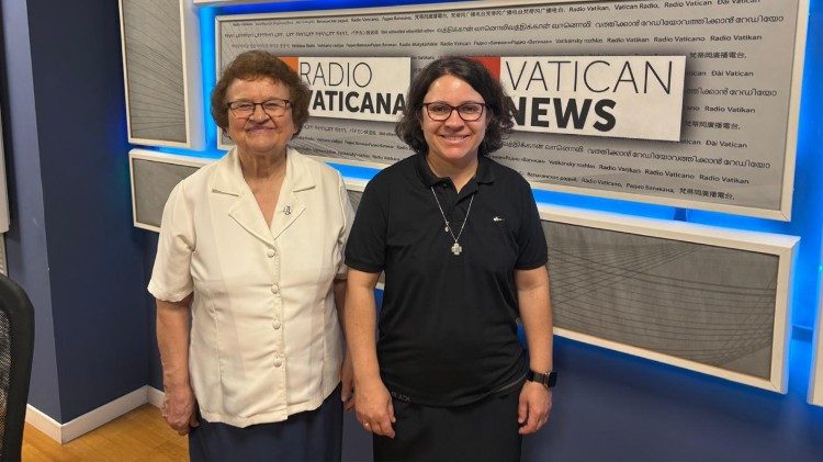 Irmã Helena Corazza e irmã Rosa Ramalho, nos estúdios da Rádio Vaticano.