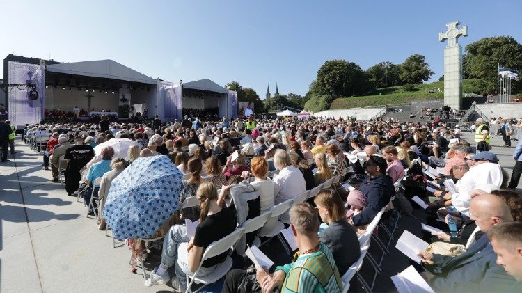 Die Gläubigen bei der Messe zur Seligsprechung
