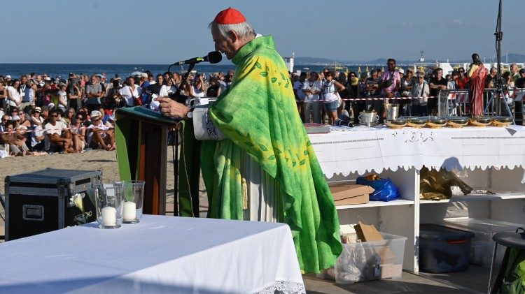 Il cardinale Zuppi durante la messa