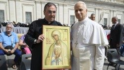 Папа Лев XIV и о. Тейхейро со списком иконы «Тобою единство» (Ватикан, 3 сентября 2025 г.)