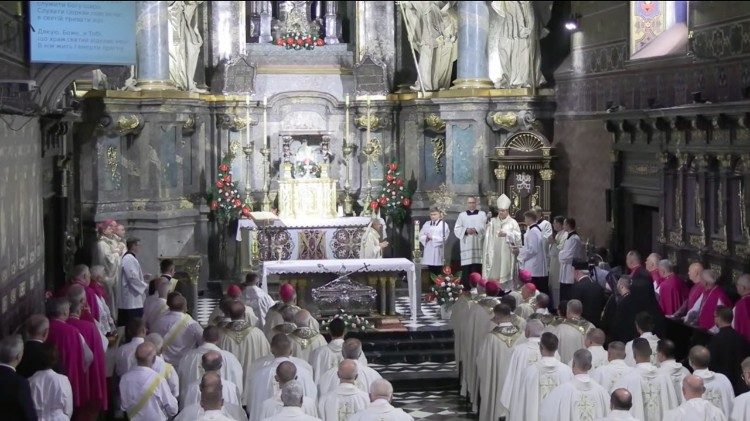 Momento da Missa na Catedral de Lviv