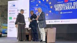 La consegna del Premio Caravella 2025 a padre Ibrahim Faltas