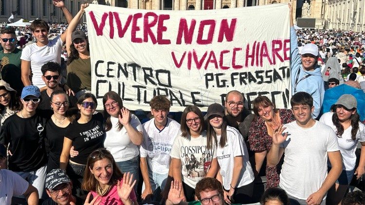 2025.09.07 Waamini katika Uwanja wa Mtakatifu Petro kwa ajili ya Kutangazwa Watakatifu Acutis na  Frassati.