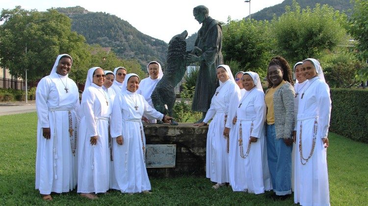 A Irmã Rosa Martins junto às franciscanas