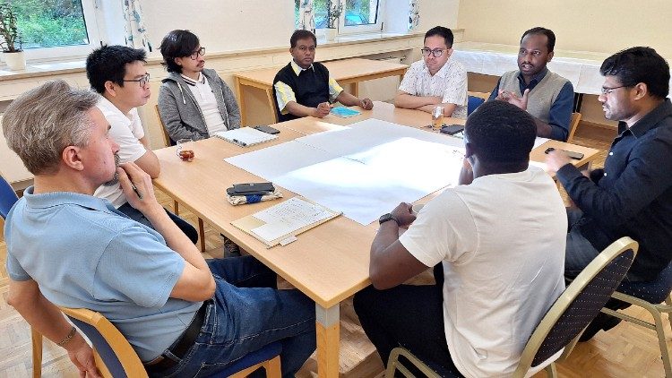  Impulstreffen: Jüngere und ältere Mitbrüder der Steyler Missionare in Sankt Augustin beraten gemeinsam über zukünftige Aktivitäten ihrer Kommunität