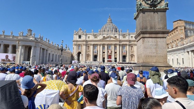 Milhares de fiéis na Praça de São Pedro, em Roma, na canonização de Pier Giorgio Frassati e Carlo Acutis