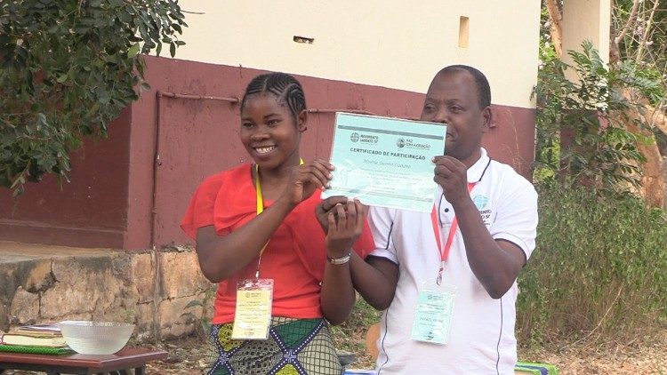 Jovens participantes na sessão de formação ...