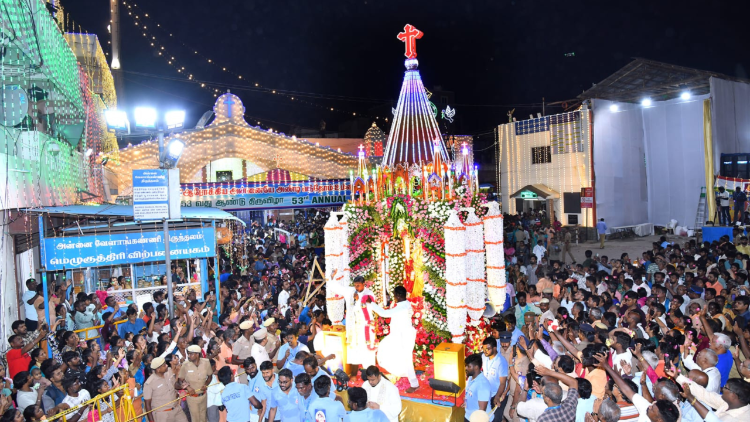 Thousands of devotess joined the car procession at Besant Nagar, Chennai